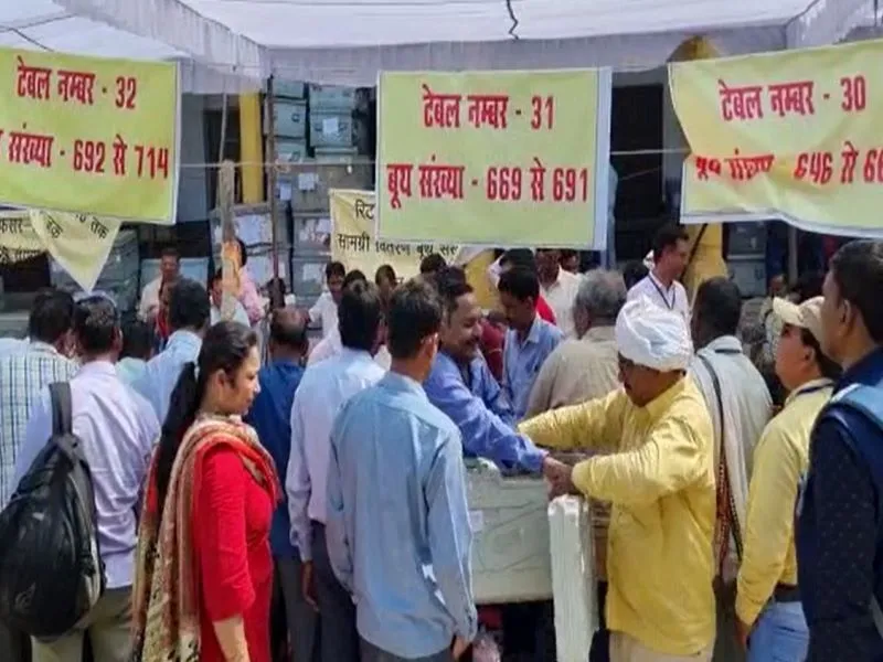 प्रयागराज निकाय चुनाव : पोलिंग पार्टियां रवाना, 354 मतदान केन्दों पर 7073 कार्मिकों की लगाई गई ड्यूटी