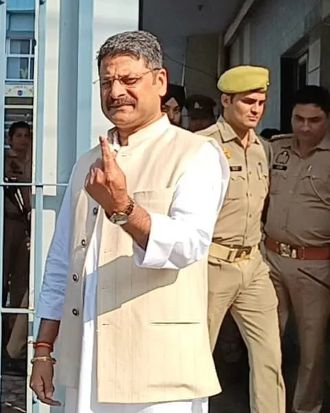 नगर विधायक रितेश गुप्ता ने किया मतदान