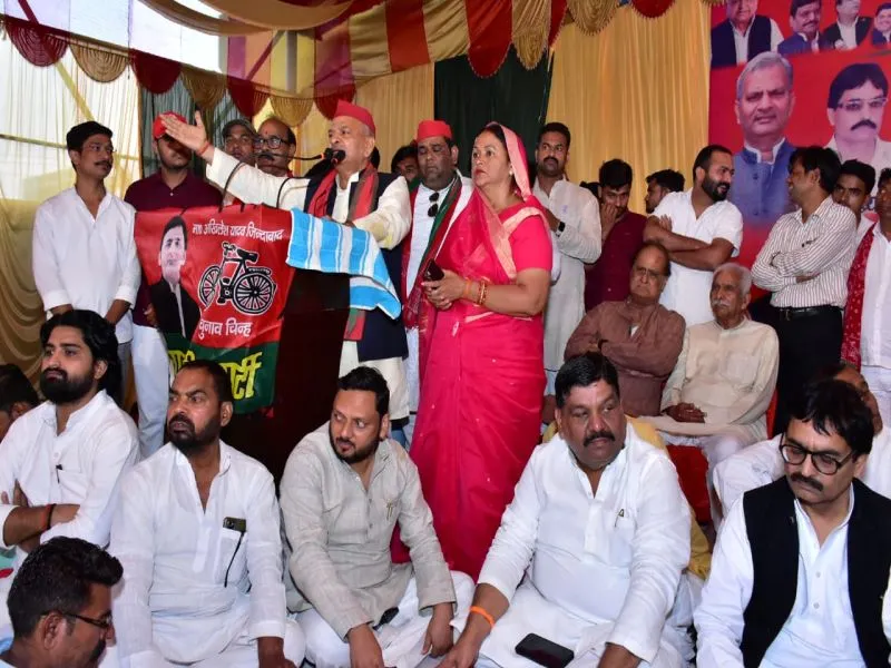 मुख्यमंत्री बनने की होड़ में लगे हैं ब्रजेश पाठक : नरेश