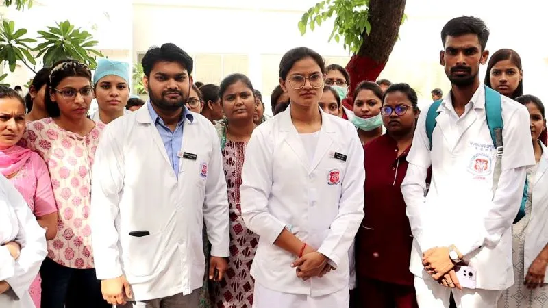 केजीएमयू में पिटती रही नर्सिंग ऑफिसर और देखते रहे सुरक्षाकर्मी, देखें वीडियो