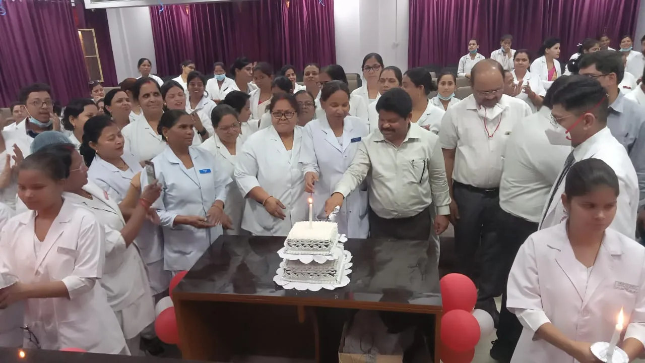 इंटरनेशनल नर्सेस डे पर राजकीय नर्सेज संघ ने काटा केक, नर्सों की समस्याओं पर की चर्चा