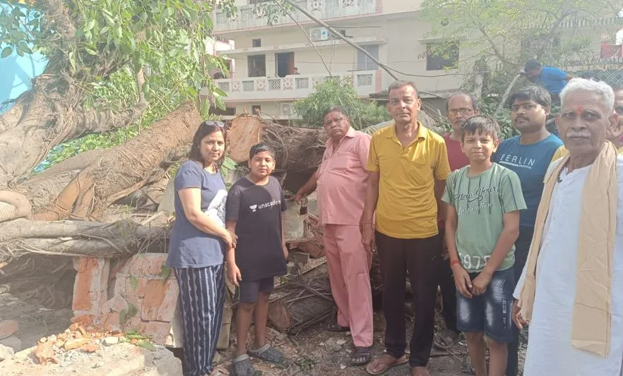 बरेली: इंदिरानगर में नलकूप पर गिरा पेड़, 10 हजार घरों में नहीं पहुंचा पानी