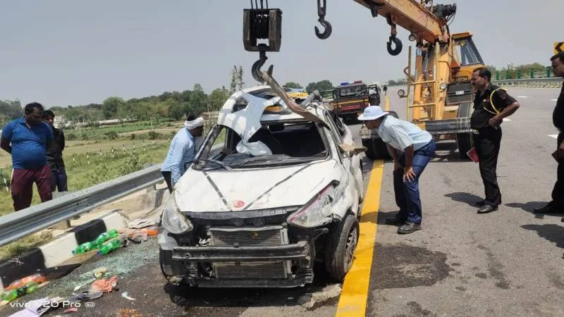 सुलतानपुर : पूर्वांचल एक्सप्रेसवे पर डिवाइडर से टकराई कार, दो की मौत