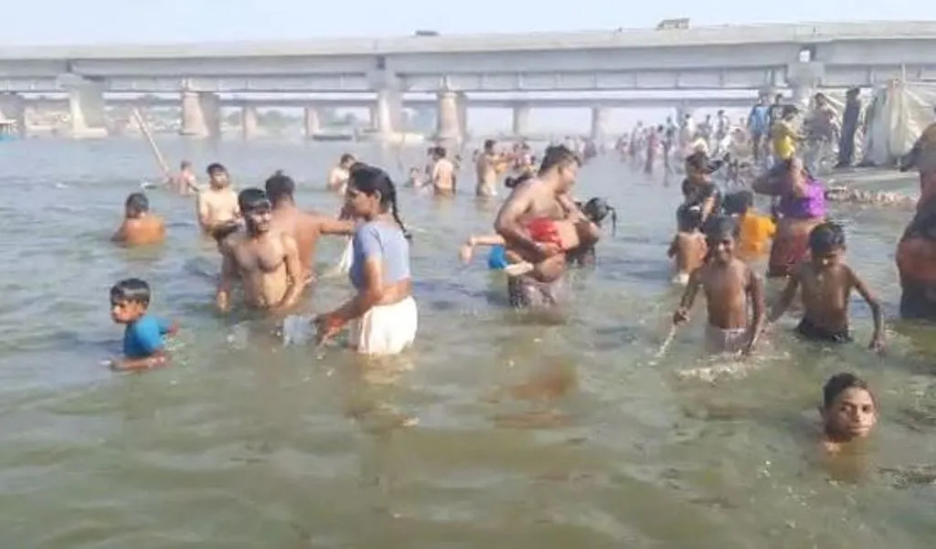 बरेली: ज्येष्ठ दशहरा पर लाखों श्रद्धालुओं ने लगाई आस्था की डुबकी, मेले में आए लोगों ने की जमकर खरीदारी