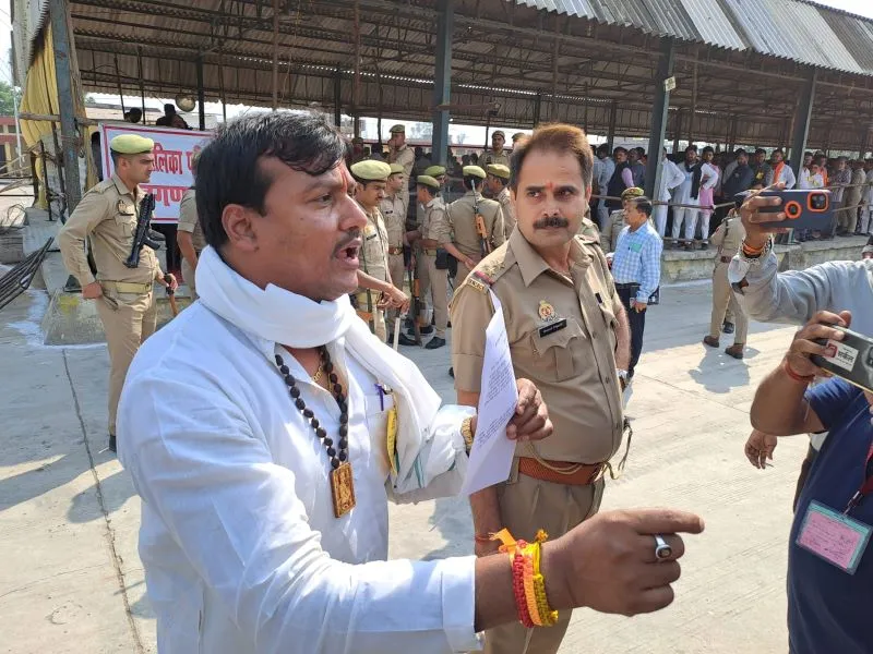 गोंडा : निर्दलीय प्रत्याशी निर्मल श्रीवास्तव को मतगणना स्थल से बाहर निकाला, हंगामा 