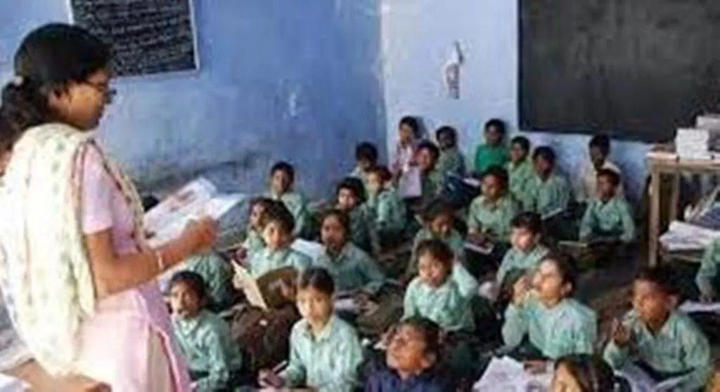 पश्चिम बंगाल में 32,000 प्राथमिक शिक्षकों की सेवा समाप्त करने पर रोक