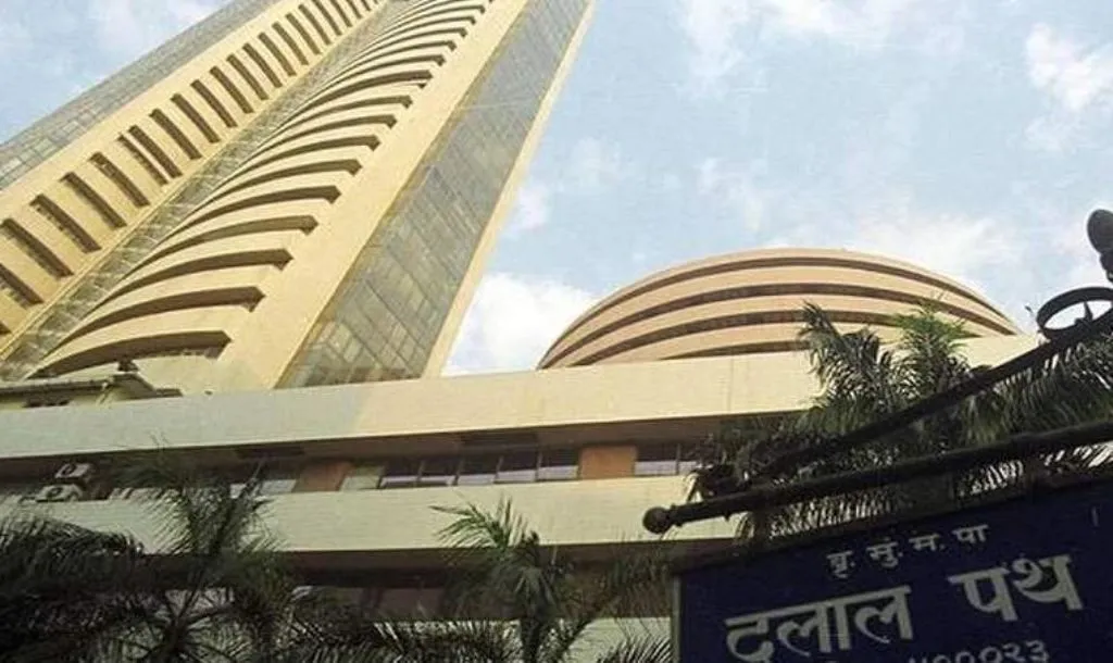सेंसेक्स की शीर्ष 10 में से चार कंपनियों का बाजार पूंजीकरण 56,000 करोड़ रुपये घटा 