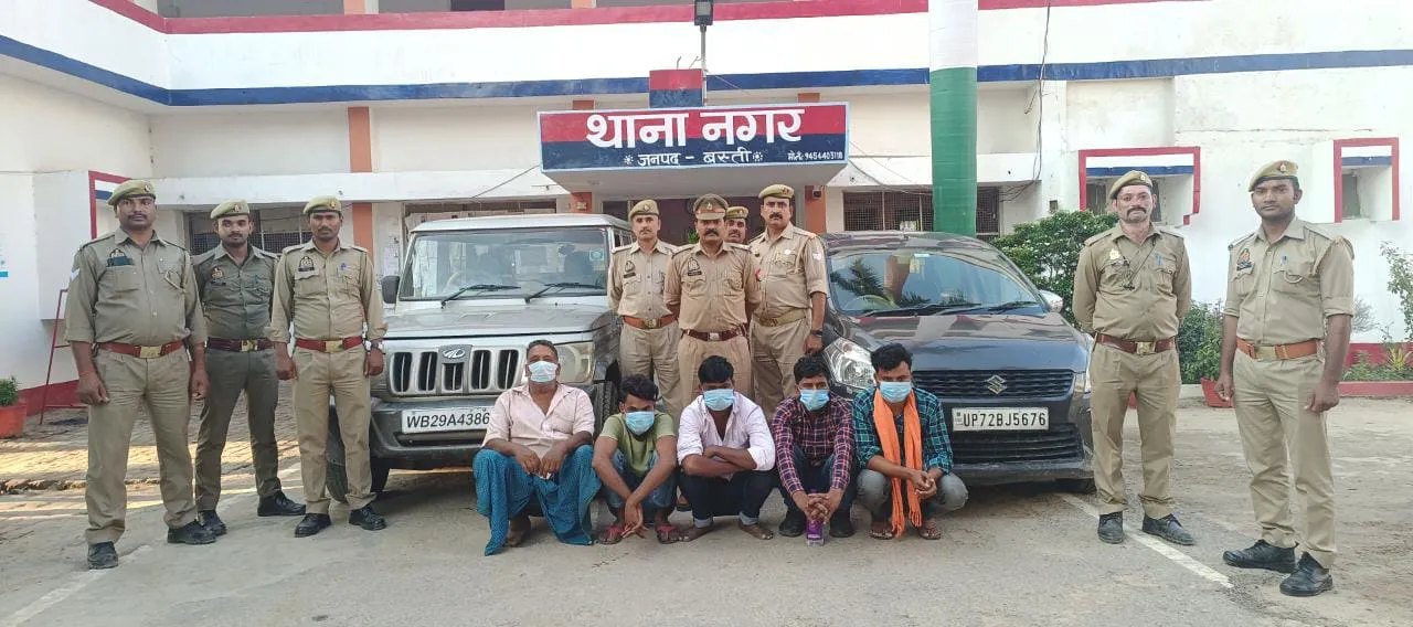 बस्ती : अंतरराज्यीय वाहन चोरों का गिरोह गिरफ्तार, चोरों के कब्जे से एक बोलेरो व एक कार हुई बरामद