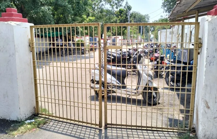 बरेली: बाहर से स्कूटी चोरी के बाद जीआरपी थाने के गेट पर जड़ा ताला