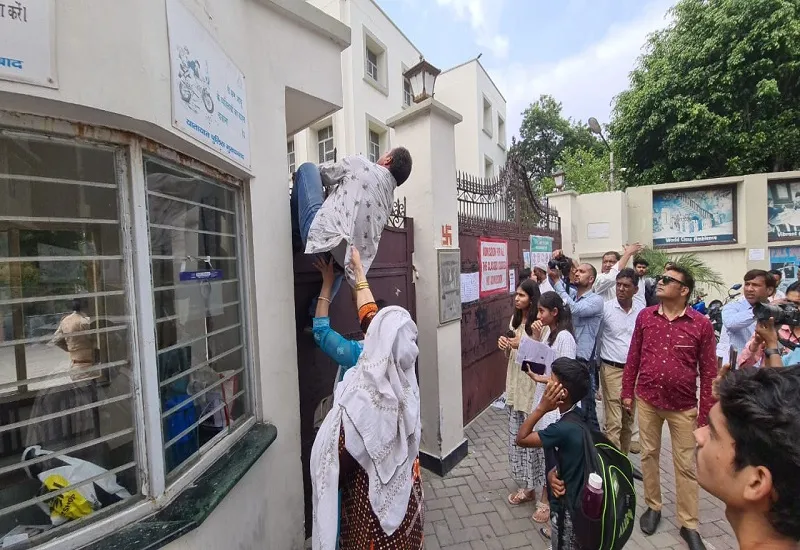 मुरादाबाद : थोड़ा विलंब से पहुंची दो छात्राएं तो स्कूल में नहीं दिया प्रवेश, पिता ने जमकर किया हंगामा 