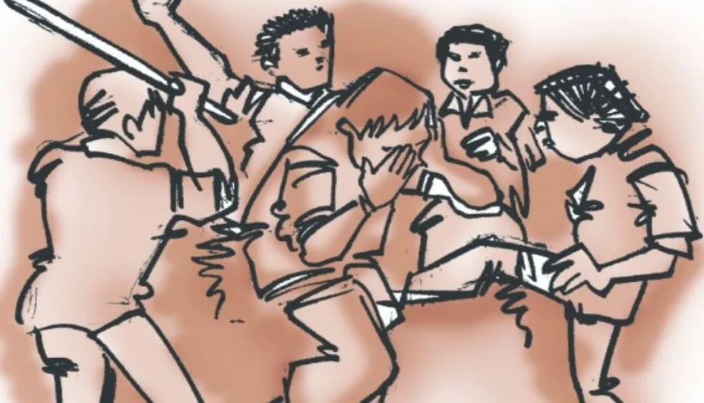 मुरादाबाद: विवादित दुकान को लेकर दो पक्षों में मारपीट, पथराव