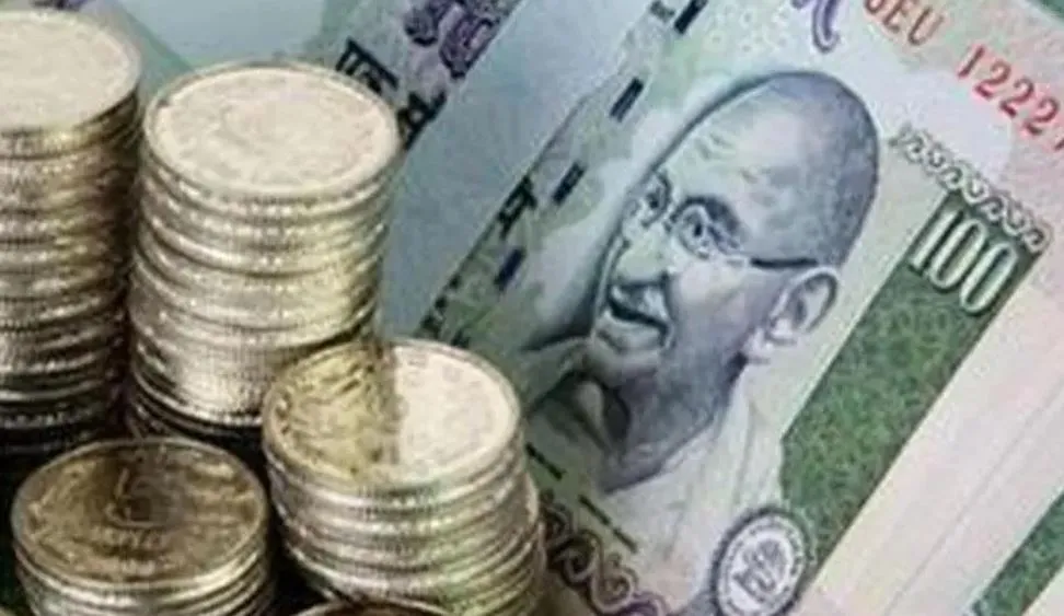 शुरुआती कारोबार में रुपया 12 पैसे की बढ़त के साथ 81.75 प्रति डॉलर पर 