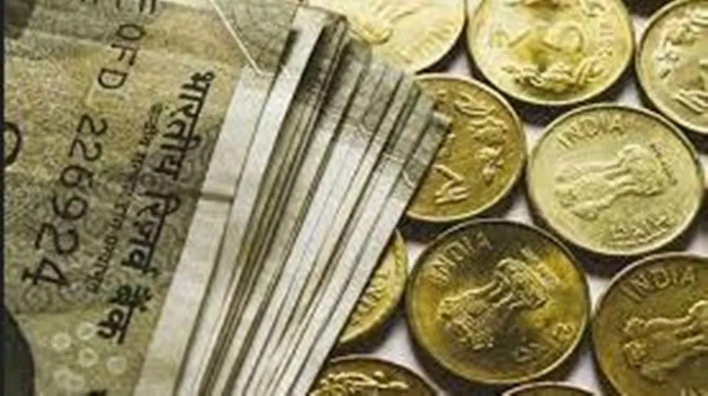 शुरुआती कारोबार में रुपया तीन पैसे टूटकर 82.70 प्रति डॉलर पर पहुंचा