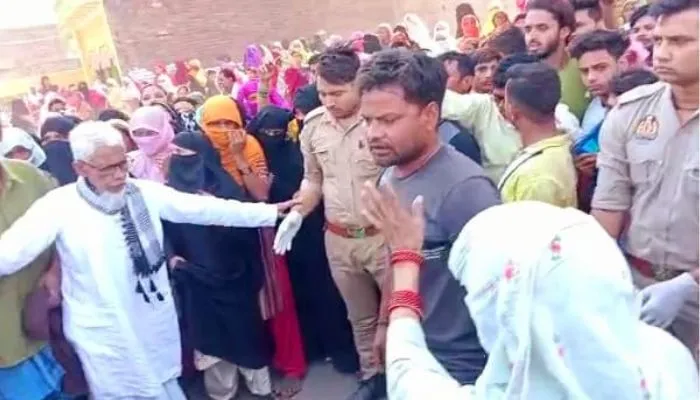 Fatehpur Accident : मदरसा से पढ़कर लौट रहे छात्र को ट्रक ने कुचला, ग्रामीणों ने पथराव कर लगाया जाम