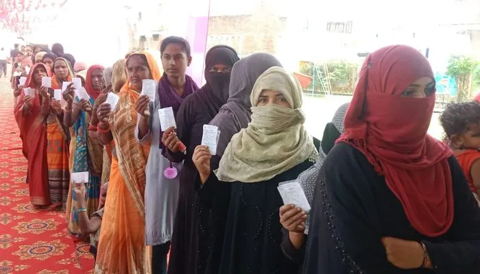 UP Nikay Chunav 2023 : Fatehpur में कुल 52.50 फीसदी मतदान, कहीं दौड़ती दिखी साइकिल, कहीं खिलखिलाता नजर आया कमल