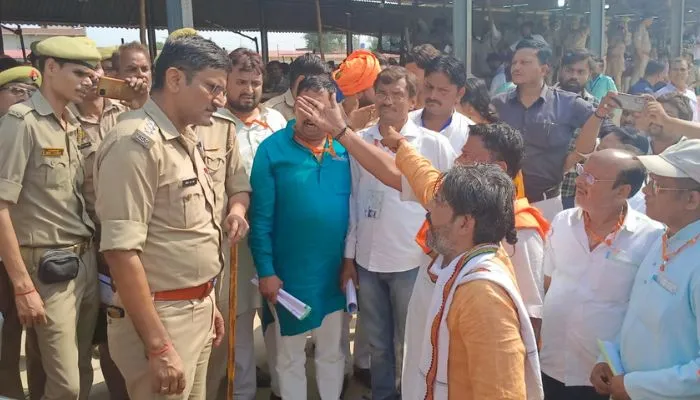 UP Nikay Chunav: Farrukhabad में वोटों की गिनती में गड़बड़ी का आरोप, भाजपा जिलाध्यक्ष ने किया हंगामा, ये नारे लगाए