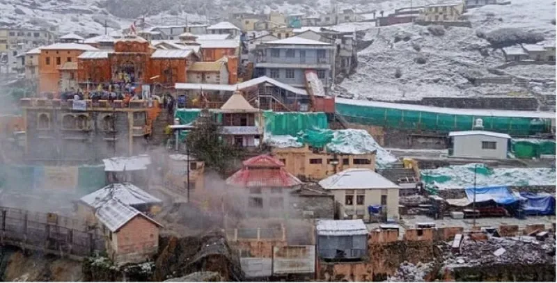 Badrinath Snowfall: बदरीनाथ धाम में शुरू हुई बर्फबारी, श्रद्धालुओं ने उठाया सुन्दर नजारे का लुत्फ 