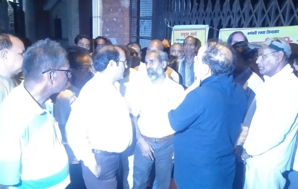 अधिकारियों के आश्वासन पर बरेली कॉलेज के कर्मचारियों ने खोला ताला, हड़ताल को किया स्थगित