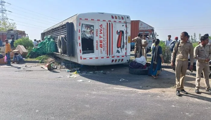 Jalaun में एक बार फिर दर्दनाक हादसा, नेशनल हाईवे-27 पर डबल डेकर बस पलटी, एक की मौत 20 से अधिक घायल, मची चीख-पुकार
