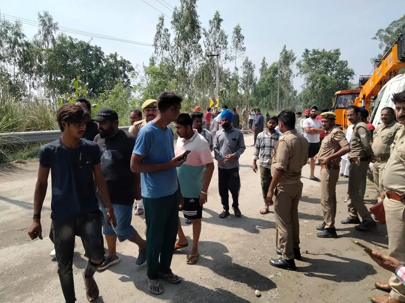 रामपुर : स्कूली बच्चों को टूर पर ले जा रही बस पलटी, एक युवती की मौत...दर्जनों घायल