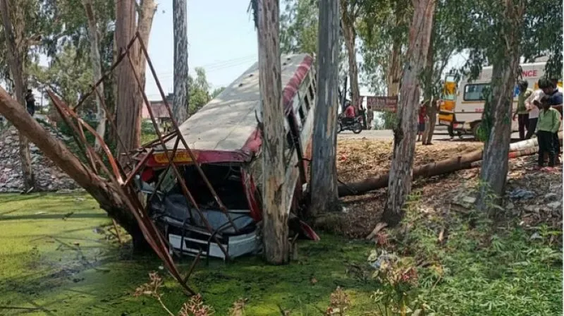 रुड़की: दिल्ली-हरिद्वार हाइवे में फिर हुआ बड़ा हादसा, यात्रियों से सवार बस अनियंत्रित होकर गिरी रोड के किनारे 