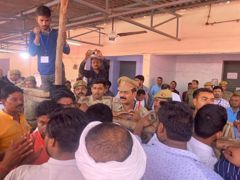 बहराइच : मतगणना के दौरान भाजपा और निर्दलीय समर्थक भिड़े