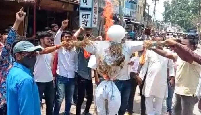 Banda News : संगठन पर प्रतिबंध लगाने की घोषणा पर भड़के बजरंगी, कांग्रेस का पुतला फूंक कर किया प्रदर्शन