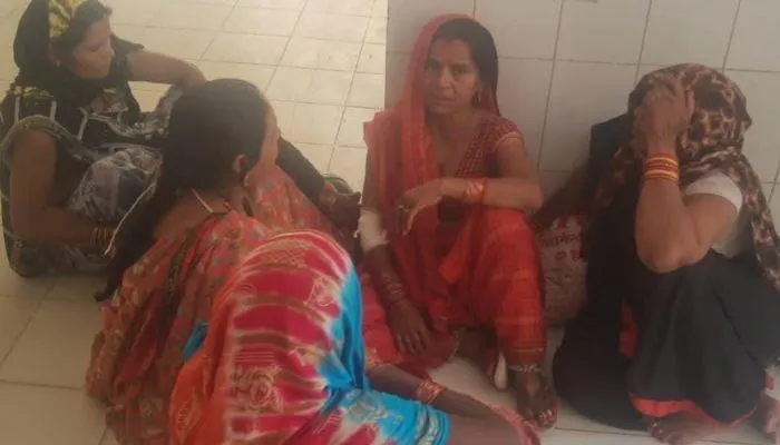 Banda: ट्रक की टक्कर से छात्रा की मौत, दो घायल अस्पताल में भर्ती, पब्लिक ने चालक को वाहन समेत पकड़ा
