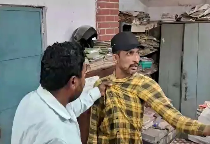 मुरादाबाद : बिजली दफ्तर में पीड़ित ग्राहक ने की दलाल की पिटाई, देखें VIDEO  