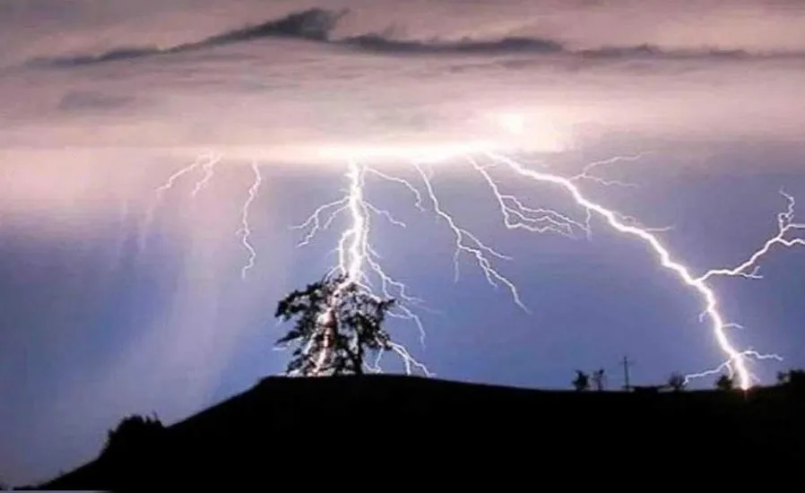 आकाशीय बिजली की चपेट में आने से 12 लोगों की मौत 