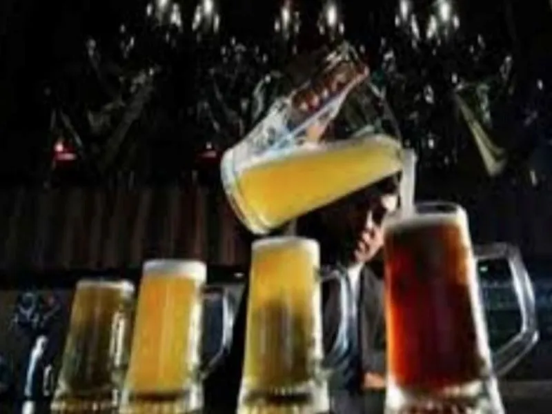 लखनऊ : उधर बंदी, इधर 200 रुपये में बिक रही बियर ठंडी