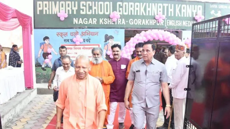 गोरखपुर : सीएम योगी ने पहले किया मतदान, फिर किया जलपान