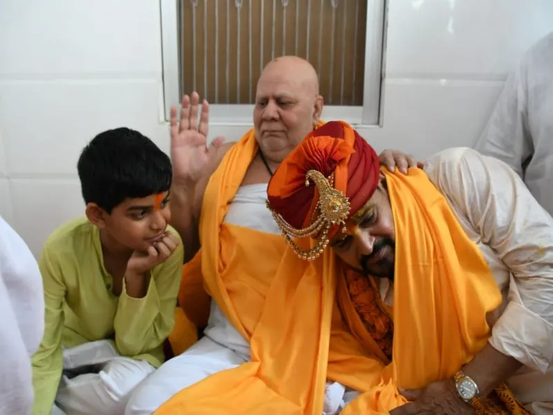 अयोध्या पहुंचे बृजभूषण ने संतों से लिया आशीर्वाद