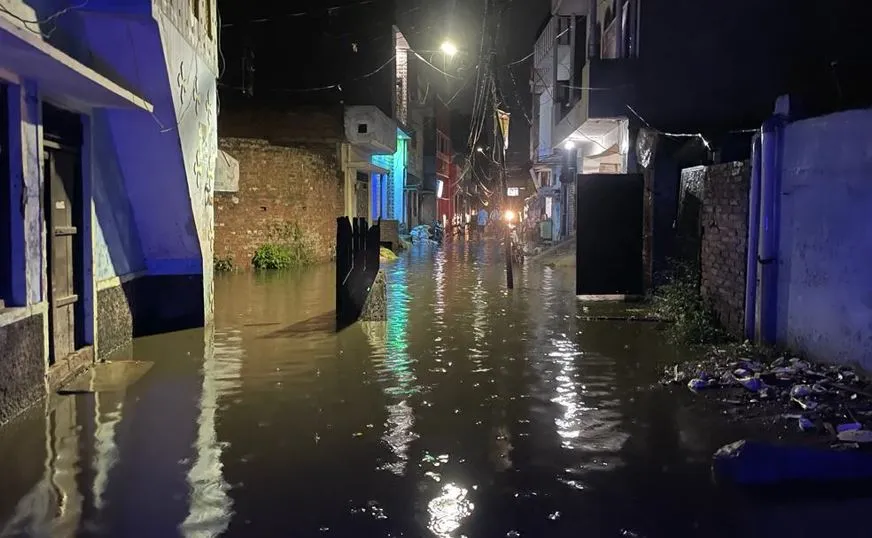 बरेली: स्मार्ट सिटी का बरसात ने बिगाड़ा मेकअप, पॉश कॉलोनी से लेकर मोहल्लों में दिखा जलभराव