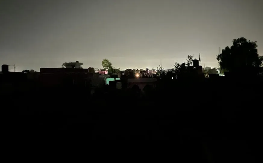 बरेली: शहर के कई इलाकों में ब्लैक आउट, बत्ती गुल होने से लोग रहे परेशान 