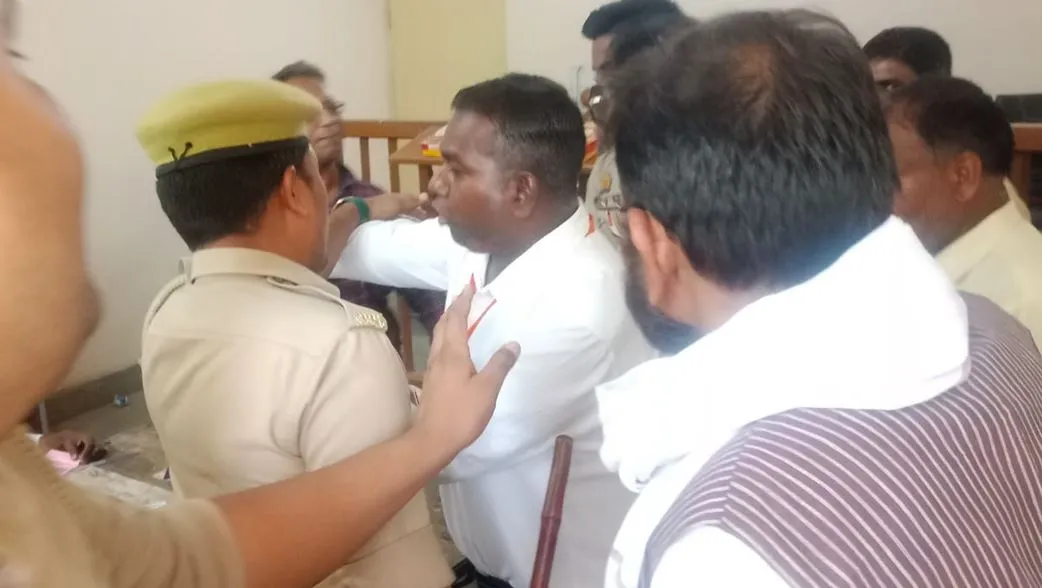 बरेली: मतदाताओं ने पीठासीन अधिकारी पर वोट डालने का लगाया आरोप, मचा हंगामा