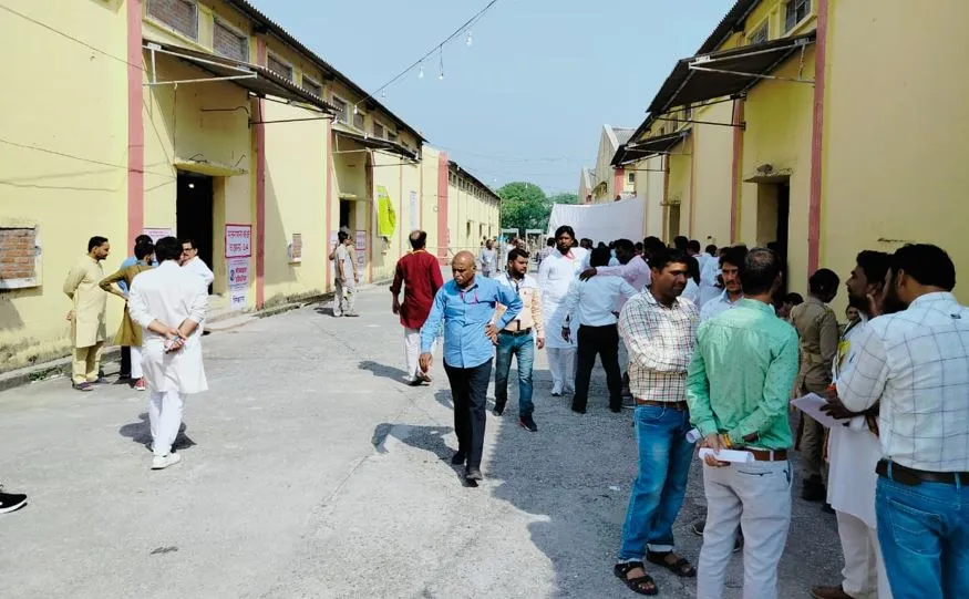 बरेली: मतगणना स्थल के बाहर चर्चाओं का बाजार गर्म, सभी लगा रहे अपने-अपने आंकड़े 