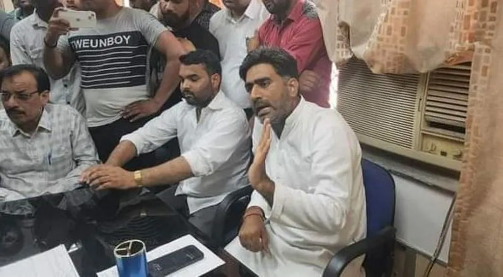 मेरठ: आवास विकास के अ​धिकारी पर मारपीट का आरोप, विधायक के साथ पीड़ित ने थाने पहुंचकर किया हंगामा