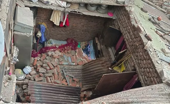 रामपुर: तेज आंधी में गिरी मकान की छत, एक ही परिवार के पांच लोग घायल