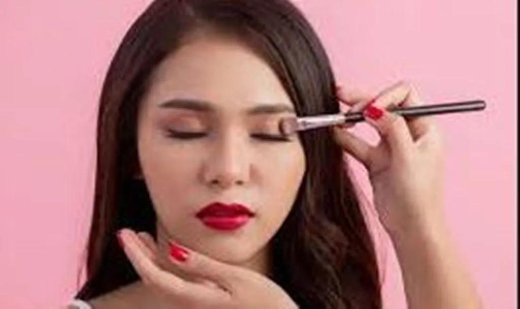 अगर चेहरे पर हैं दाग-धब्बे, इन मेकअप प्रोडक्ट का इस्तेमाल कर पाएं खूबसूरत लुक