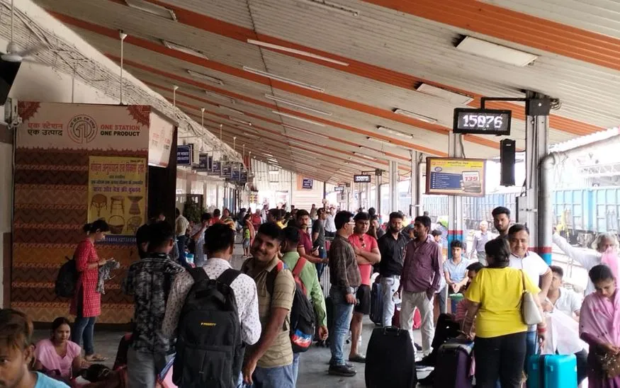 बरेली: पटरी पर लौटने लगी रेल यातायात व्यवस्था, दो दिन बाद फिर दिक्कत