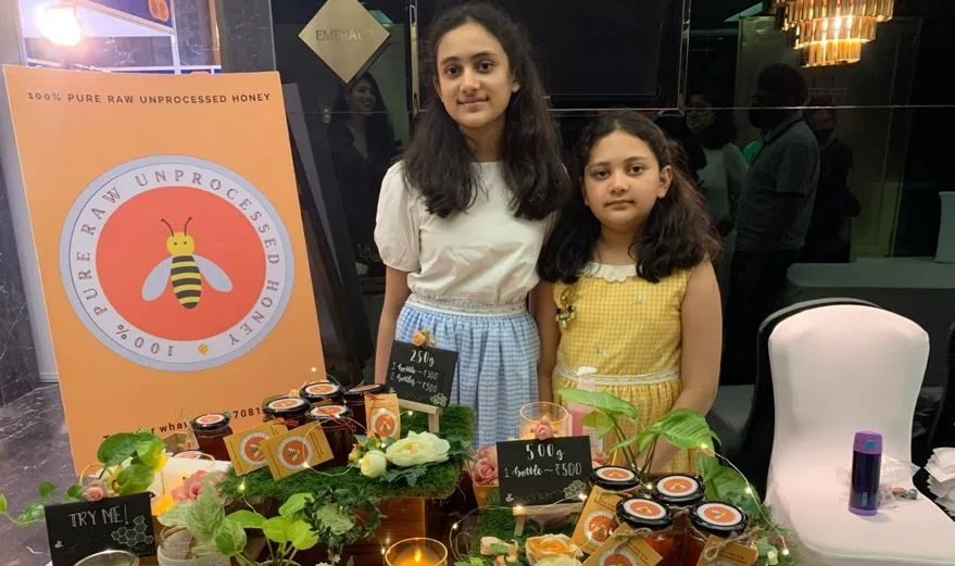 बरेली: स्नेहा और सारा वंचितों के जीवन में शहद से घोल रहीं मिठास