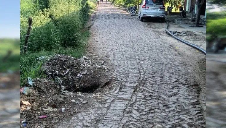 बरेली: कच्चे मार्ग से किसान हुए परेशान, कमिश्नर से मिलकर पक्का कराने की रखी मांग