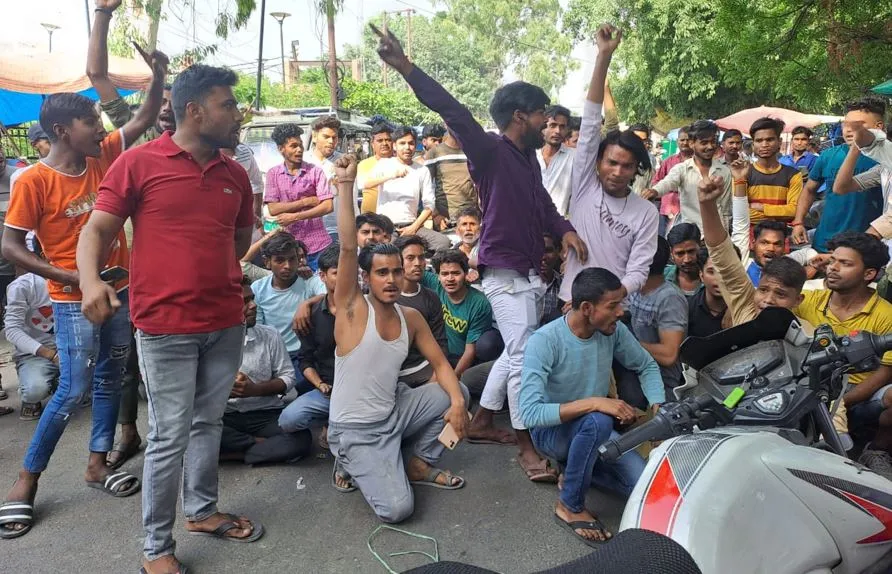 बदायूं: अंबेडकर प्रतिमा तोड़े जाने पर गुस्साए लोग, रोड किया जाम... हंगामा