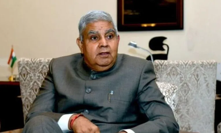 किसानों को बदलते समय के साथ कदम मिलाकर चलना चाहिए: धनखड़