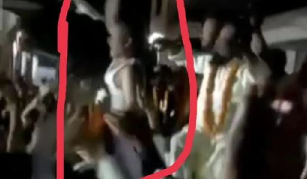 बरेली: चेयरमैन भूले पद की गरिमा, विजय जुलूस में कपड़े उतारकर नाचे, वीडियो वायरल