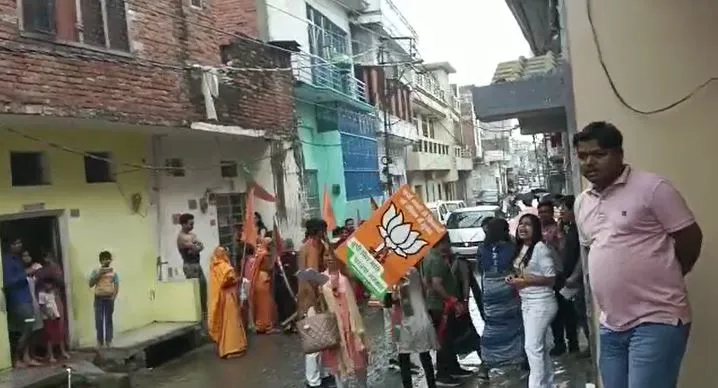 Pilibhit: बाहरी भगाओ शहर बचाओ के नारे लगे तो चल दिए भाजपा प्रत्याशी के समर्थक, देखिए VIDEO