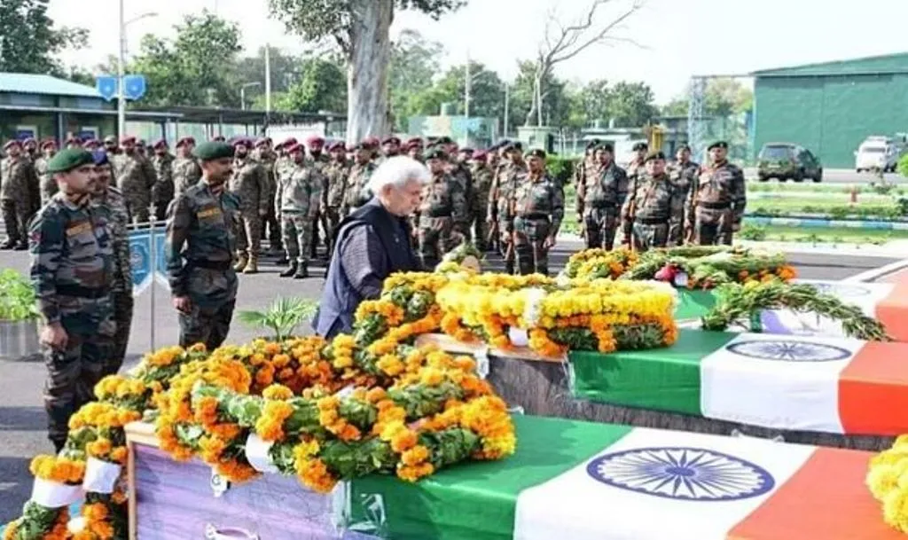 जम्मू-कश्मीर के उपराज्यपाल और सैन्य अधिकारियों ने राजौरी में शहीद हुए जवानों को दी श्रद्धांजलि 