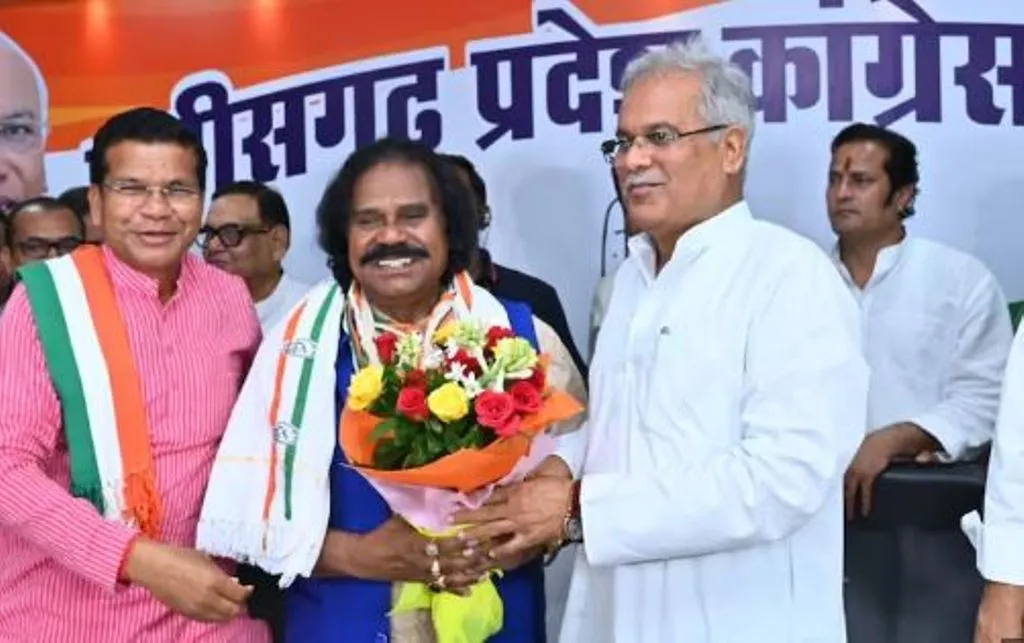 छत्तीसगढ़: आदिवासी नेता नंद कुमार साय कांग्रेस में शामिल 