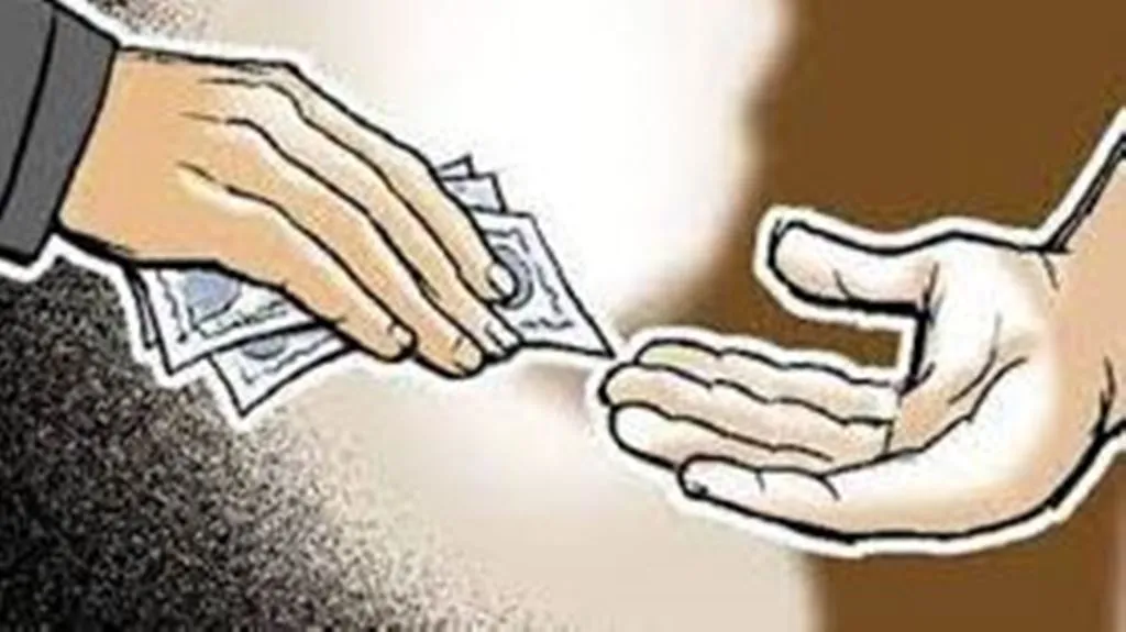 बरेली: कफन नोचने वाले..! बर्बाद किसान को मिले 30 हजार, झटक लिए 10 हजार